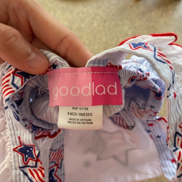 Bought it and my daughter never wore it, says 6 months but fits as a 3 month. - Picture 3 of 3